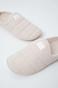 Chinelos de quarto com sola acolchoada bege