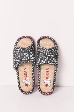 Chinelos de quarto de tiras cruzadas com estampado étnico