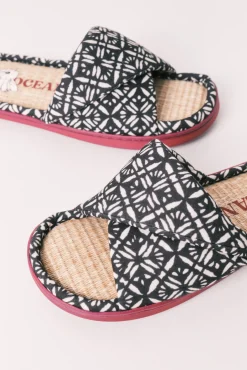 Chinelos de quarto de tiras cruzadas com estampado étnico