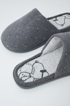 Chinelos de quarto Snoopy tachas cinza