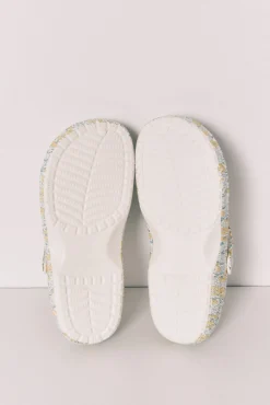 Chinelos de quarto tipo tamanco com florzinhas