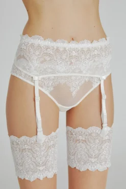 Cinto de ligas Ivette Bridal bordado com tira regulável em branco