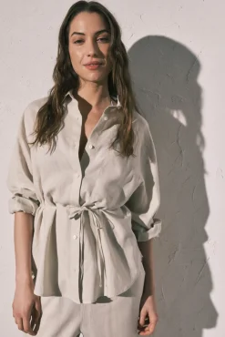Conjunto de camisa, fato, sandálias e necessaire
