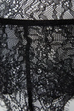 Conjunto de cuecas de renda, ligas e meias