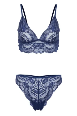 Conjunto de de renda sem aro e sem soutien em copas com cueca brasileira