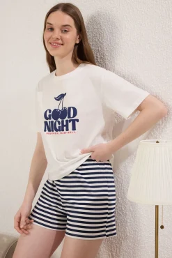 Conjunto de pijama curto de riscas cerejas