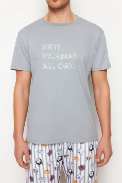 Conjunto de pijama curto de riscas e animais