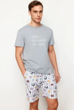 Conjunto de pijama curto de riscas e animais