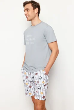 Conjunto de pijama curto de riscas e animais