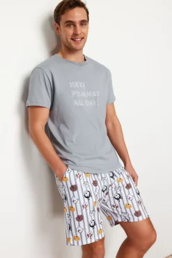 Conjunto de pijama curto de riscas e animais
