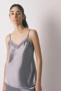 Conjunto de pijama de cetim e renda cinzento