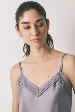 Conjunto de pijama de cetim e renda cinzento
