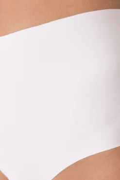 Cueca branca de cintura alta e corte limpo
