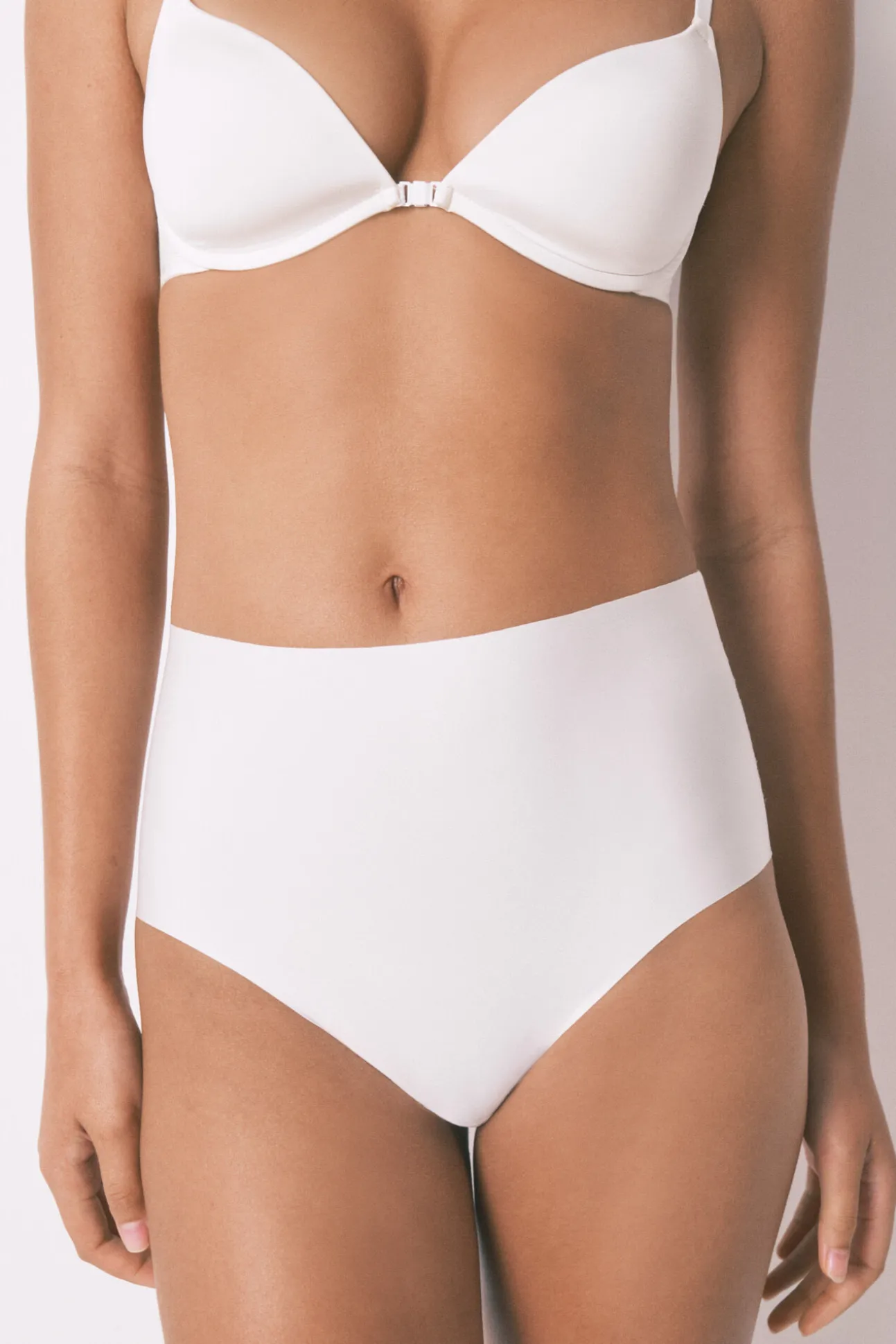 Cueca branca de cintura alta e corte limpo