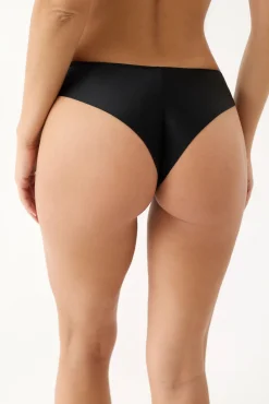 Cueca brasileira em renda preta