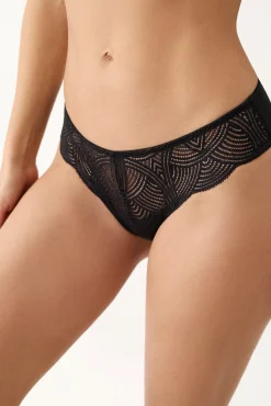 Cueca brasileira em renda preta