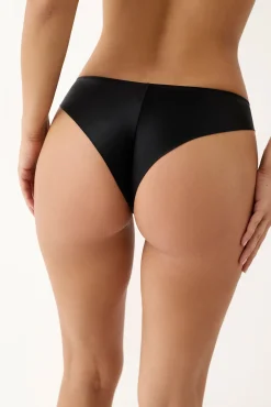 Cueca brasileira em renda preta