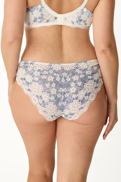 Cueca clássica em renda floral