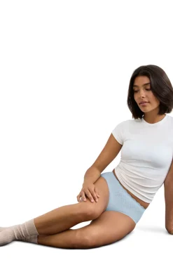 Cueca clássica invisível com renda