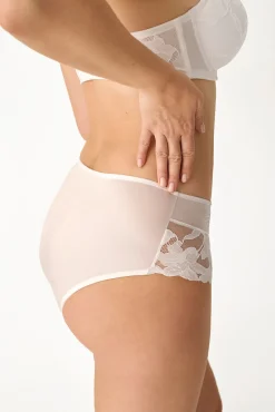 Cueca culotte cintura alta em renda floral branca
