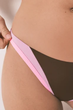 Cueca de biquíni brasileira castanha