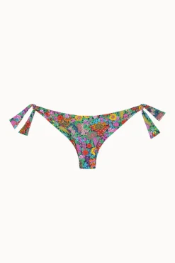 Cueca de biquíni brasileira com laço floral
