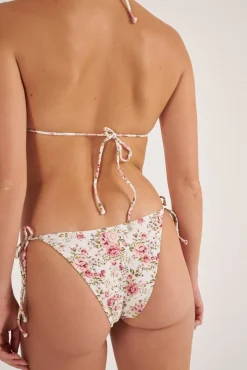 Cueca de biquíni brasileira com laços floral