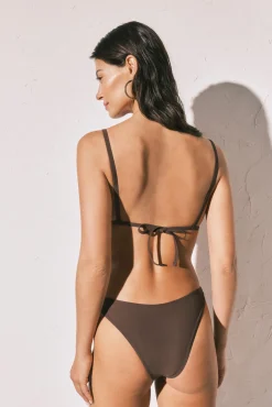 Cueca de biquíni brasileira efeito U marrom
