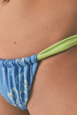 Cueca de biquíni brasileira tropical azul com tiras