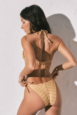 Cueca de biquíni clássica em crochet multicolorida