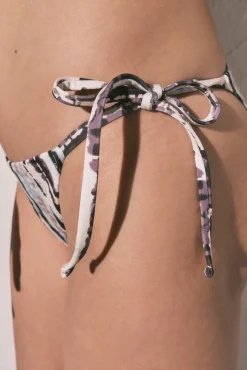 Cueca de biquíni clássica estampado tie dye castanho