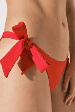 Cueca de biquíni com franzido lateral vermelha