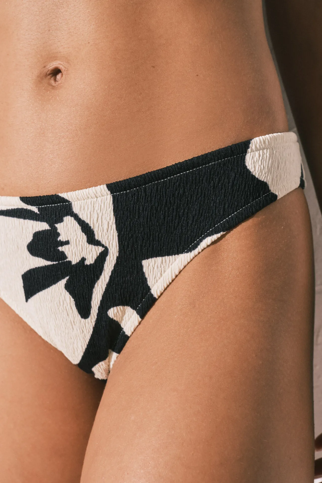 Cueca de biquíni de perna alta com efeito U e maxi flores