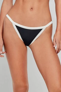 Cueca de biquíni preta com borda contrastante