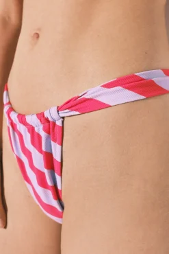 Cueca de biquíni riscas vermelho roxo efeito U