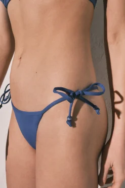 Cueca de biquíni tanga com tiras azul