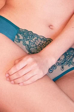 Cueca de renda bordada