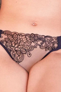 Cueca de renda bordada