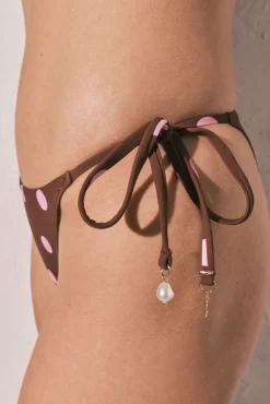 Cuecas de biquíni castanhas, de lateral média e estampado bolinhas