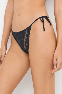 Cuequinha brasileira com lacinhos e renda