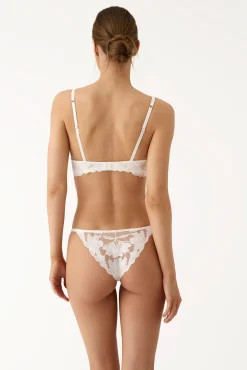 Cuequinha brasileira com tiras de renda branca