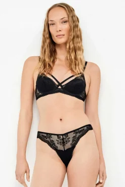 Cuequinha brasileira de renda com tiras e argolas