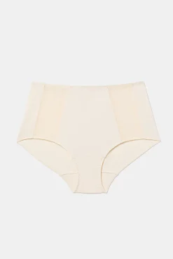 Efeito de barriga alta e lisa reduzindo calcinha
