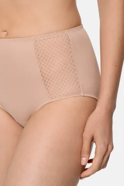 Efeito de barriga alta e lisa reduzindo calcinha