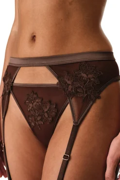 Estes calções combinam chiffon delicado com renda para um acabamento elegante e romântico. A sua textura leve proporciona conforto e liberdade de movimentos, adaptando-se suavemente à figura. Uma peça ideal para completar um conjunto especial.