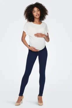 Jeans skinny para maternidade com barriga alta.
