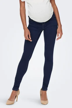 Jeans skinny para maternidade com barriga alta.