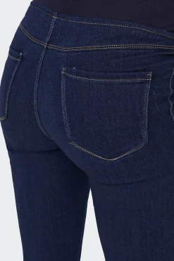 Jeans skinny para maternidade com barriga alta.