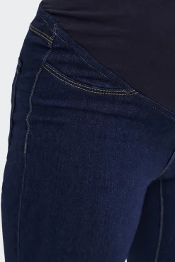 Jeans skinny para maternidade com barriga alta.
