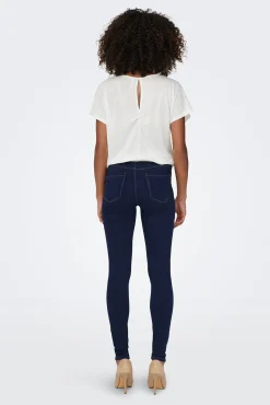 Jeans skinny para maternidade com barriga alta.